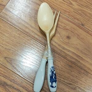 Source Unknown Blue and Cream Ceramic Handle Utensil Set